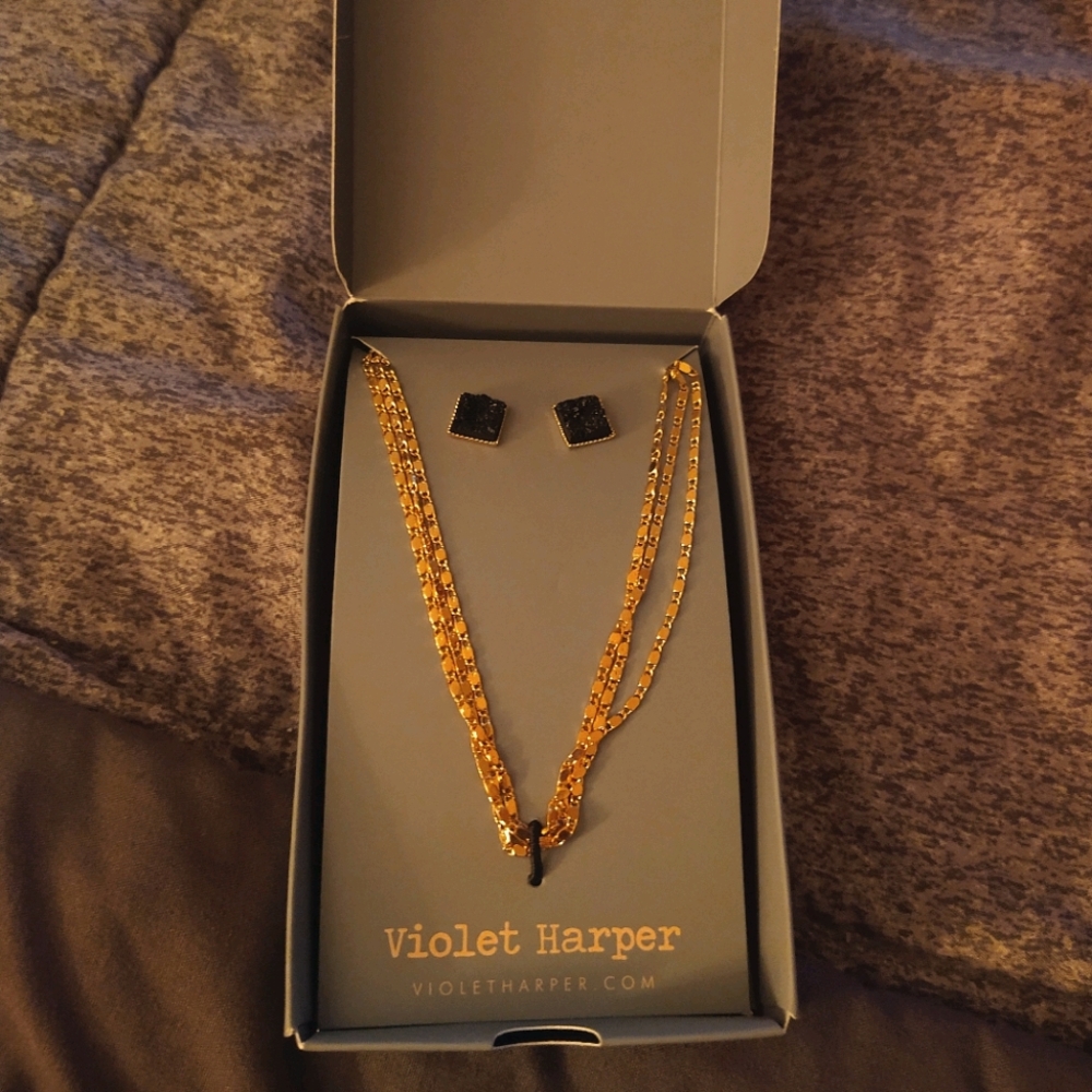 BNIB Violet Harper Isla Necklace and Earrings set